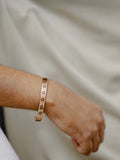 Handslegið Kopararmband með chakra-mynstri
